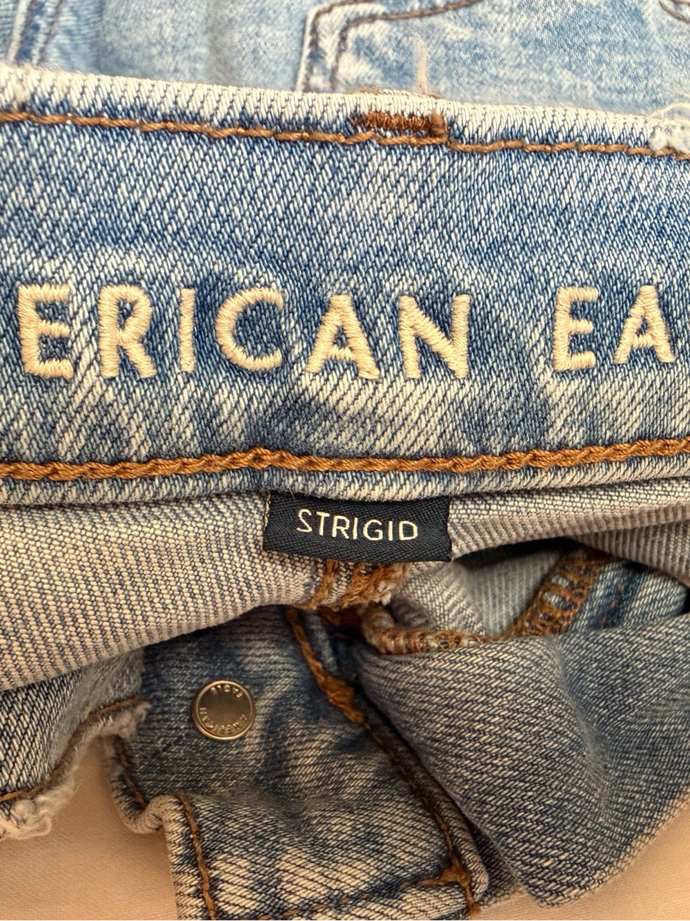 American Eagle Relaxed Short Light Wash Distressed Denim Cutoff Shorts Size 16 - Picture 9 of 11